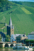 Ausflugsschiff auf der Mosel, St. Michael im Hintergrund, Bernkastel-Kues, Rheinland-Pfalz, Deutschland