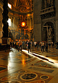 Eine Gruppe Touristen im Petersdom, Innenansicht von Petersdom, Vatikanstadt, Rom, Latium, Italien