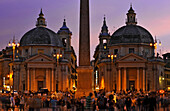 Piazza del Popolo, Zwillingskirchen Santa Maria dei Miracoli und Santa Maria in Montesanto, und Obelisk im Abendlicht, Rom, Latium, Italien