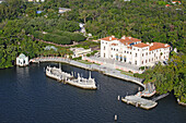 Luftaufnahme vom Vizcaya Palast am Wasser, Florida, USA