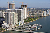 Blick auf den Sea Isle Jachthafen und Hochhäuser im Stadtzentrum, Miami, Florida, USA