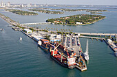 Luftaufnahme von Schiffen am Pier von Lummus Island, dahinter Star Island, Miami, Florida, USA