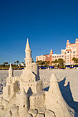 Eine Sandburg vor dem Don Cesar Hotel unter blauem Himmel, St. Petersburg Beach, Florida, USA
