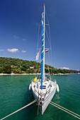 Ein Boot liegt im Yachthafen von Mourtos, Ionische Inseln, Griechenland