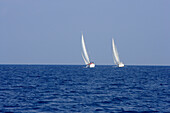 Zwei Segelboote auf dem Meer, Ionische Inseln, Griechenland