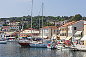 Boote liegen im Hafen von Gaios, Paxos, Ionische Inseln, Griechenland