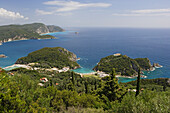 Blick auf eine kleine Bucht und die Küste, Paleokastritsa, Korfu, Ionische Inseln, Griechenland