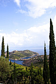 Blick über die Insel Kefalonia mit dem Hafen Assos, Ionische Inseln, Griechenland