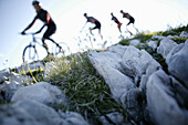 Mountainbiker fahren über Wiese, Drei Zinnen, Dolomiten, Venetien, Italien