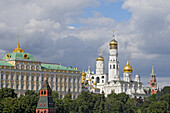 The Kremlin, from left to right, Grand Kremlin Palace, Cathedral of the Annunciation, Iwan the Great bell tower, Cathedral of the Archangel Michael, the Saviour tower, Spasskaya, and the Kremlin wall, Moscow Kremlin, Moscow, Russia