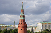 Kreml mit dem Arsenal Gebäude, links, und dem roten Vodovzvodnaya Wasserturm, Moskauer Kreml, Moskau, Russland