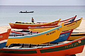 Bunte Boote liegen am Strand im Sonnenlicht, Playa Crashboat, Puerto Rico, Karibik, Amerika
