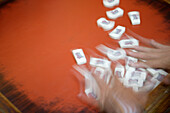 Hände mischen Dominosteine auf einem Spieltisch, Puerto Rico, Karibik, Amerika