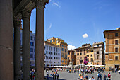 Menschen auf der Piazza della Rotonda unter blauem Himmel, links die Säulen des Pantheon, Rom, Italien, Europa
