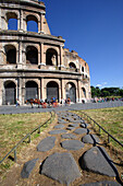 Das Kolosseum unter blauem Himmel, Rom, Italien, Europa
