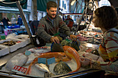 Fischhändler am Fischmarkt, Venedig, Venetien, Italien, Europa