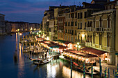 Blick von Rialtobrücke auf Canal Grande im Dämmerlicht, Venedig, Venetien, Italien, Europa