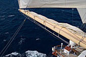Blick von Plattform am Mast auf Deck von Großsegler Royal Clipper, nahe Ponza, Pontinische Inseln, Italien, Europa