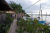 Boote und Hütten auf der Combo Insel am Amazonas, nahe Belem, Para, Brasilien, Südamerika