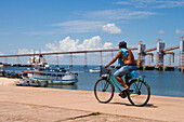 Mann fährt Rad entlang Ufer von Amazonas, Santarem, Para, Brasilien, Südamerika