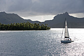 Moorings Charter Yacht Segelboot segelt aus Lagune, Bora Bora, Gesellschaftsinseln, Französisch Polynesien, Südsee