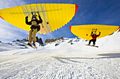 Snowboarder und Skifahrer mit Woopy-Jump, Grimentz, Wallis, Schweiz