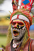 Mann mit Gesichtsbemalung bei Singsing Tanz, Lae, Papua Neuguinea, Ozeanien