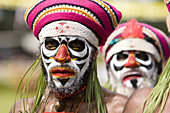 Männer mit Gesichtsbemalung bei Singsing Tanz, Lae, Papua Neuguinea, Ozeanien
