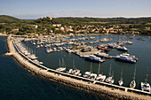 Luftaufnahme von Porquerolles mit Stadt und Booten am Kai, Iles d'Hyeres, Frankreich, Europa