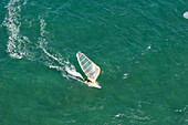 Luftaufnahme von einem Windsurfer im Meer, Iles d'Hyeres, Frankreich, Europa