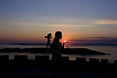 Junge Frau auf einem Fort bei Sonnenuntergang, Port Cros, Frankreich, Europa
