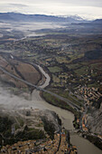 Luftaufnahme der Zitadelle von Sisteron mit Tal La Durance im Winter, Südfrankreich, Frankreich, Europa