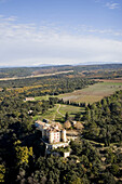 Luftaufnahme vom Schloß Château Rousset im Herbst, Südfrankreich, Frankreich, Europa