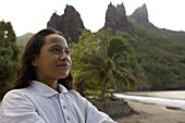 Mädchen vor Bergspitzen von Hatiheu, Nuku Hiva, Marquesas, Polynesien, Ozeanien
