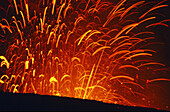 Nahaufnahme der Lavafontäne des Yasur Vulkan bei Nacht, Tanna, Vanuatu, Südsee, Ozeanien