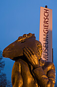 Museum Giersch Bronze Skulptur Arbeiter mit Maske (Künstler: Wolfgang Mattheuer), Frankfurt, Hessen, Deutschland, Europa