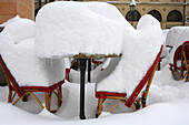Tisch und Stühle auf der Terrasse vom Café Roma unter einer dicken Schneeschicht, Maximilianstraße, München, Bayern, Deutschland