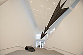 Menschen stehen in der Abteilung für Design der Pinakothek der Moderne hinter Werken von Luigi Colani, München, Bayern, Deutschland