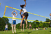 Menschen spielen Volleyball im Englischen Garten, München, Bayern, Deutschland