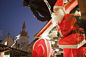 Sales stall at the Christmas market on Marienplatz, the old city hall in the background, Munich, Bavaria, Germany