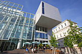 Menschen sitzen vor dem Neubau der Akademie der Bildenden Künste, Maxvorstadt, München, Bayern, Deutschland