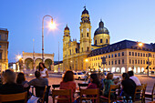 Menschen sitzen auf der Terrasse des Café Tambosi, Blick auf Feldherrnhalle und Theatinerkirche, Odeonsplatz, München, Bayern, Deutschland