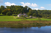 Außenaufnahme, Gutshaus am  Upper Lough Erne bei Crom Castle, Shannon & Erne Waterway,  County Fermanagh, Nordirland, Europa
