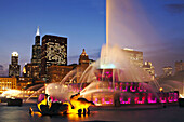 Illinois, Chicago, Buckingham fountain and Sears Tower, city skyline at dusk, landmark in Grant Park