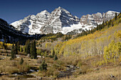 Maroon Bells and Maroon Creek, Maroon Bells-Snowmass Wilderness, Rocky Mountains, Aspen, Colorado, USA
