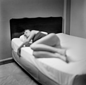  Adult, Adults, Alone, B&W, Bed, Bedroom, Bedrooms, Beds, Black-and-White, Blurred, Caucasian, Caucasians, Contemporary, Female, Full-body, Full-length, Human, Indoor, Indoors, Interior, Loneliness, Lying down, One, One person, People, Person, Persons, Po