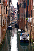Kanal mit Boote und Spiegelung, Venedig, Venetien, Italien