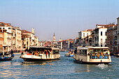 Canal Grande mit Vaporetto, Wasserbusse, Venedig, Venetien, Italien