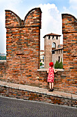 Kleines Mädchen betrachtet den Aussicht von der Brücke, Skaligerbrücke, Ponte Scaligero, Verona, Venetien, Italien