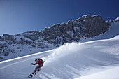 Snowboarder auf der Piste, Reutte, Tirol, Österreich